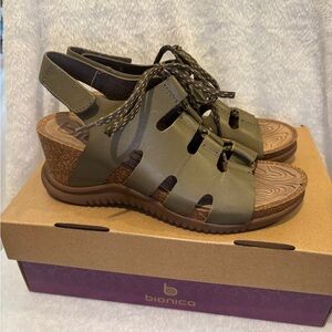 🤎 🆕 NEW IN BOX BIONICA Sorena Ghillie Wedge Sandal - Olive Leather 🤎